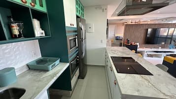 Appartamento | Cucina privata | Frigorifero, microonde, macchina per tè/caffè