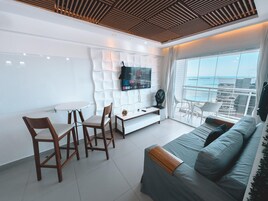 Apartamento elite, 2 quartos, vista parcial para o oceano | Área de estar