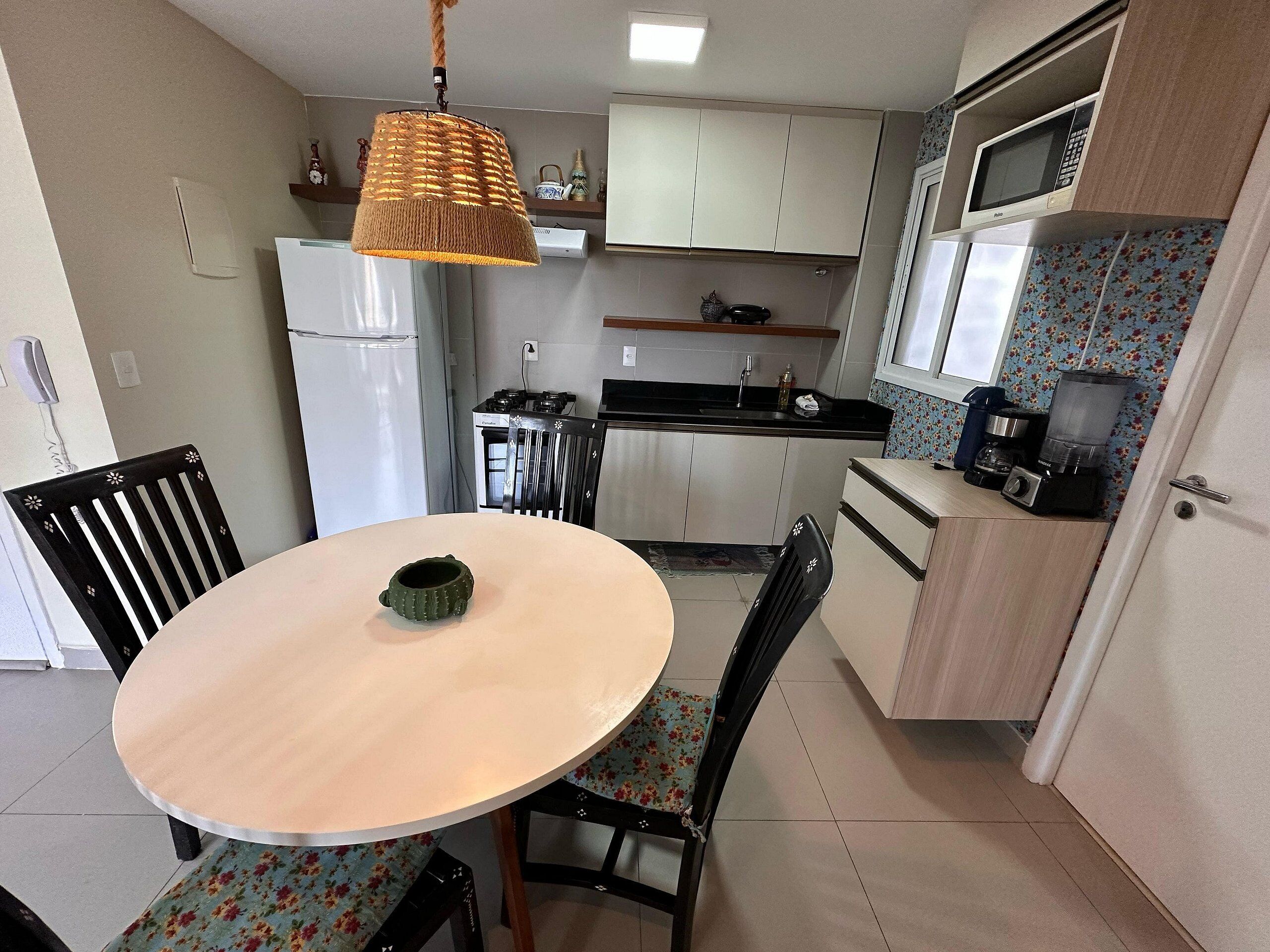 Departamento de diseñador | Cocina privada | Cafetera y tetera, refrigerador, microondas y utensilios de cocina 