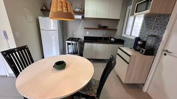 Departamento de diseñador | Cocina privada | Cafetera y tetera, refrigerador, microondas y utensilios de cocina