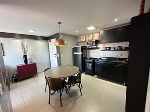 设计公寓 | 私人厨房 | 冰箱、微波炉、茶具/咖啡用具、厨具/餐具