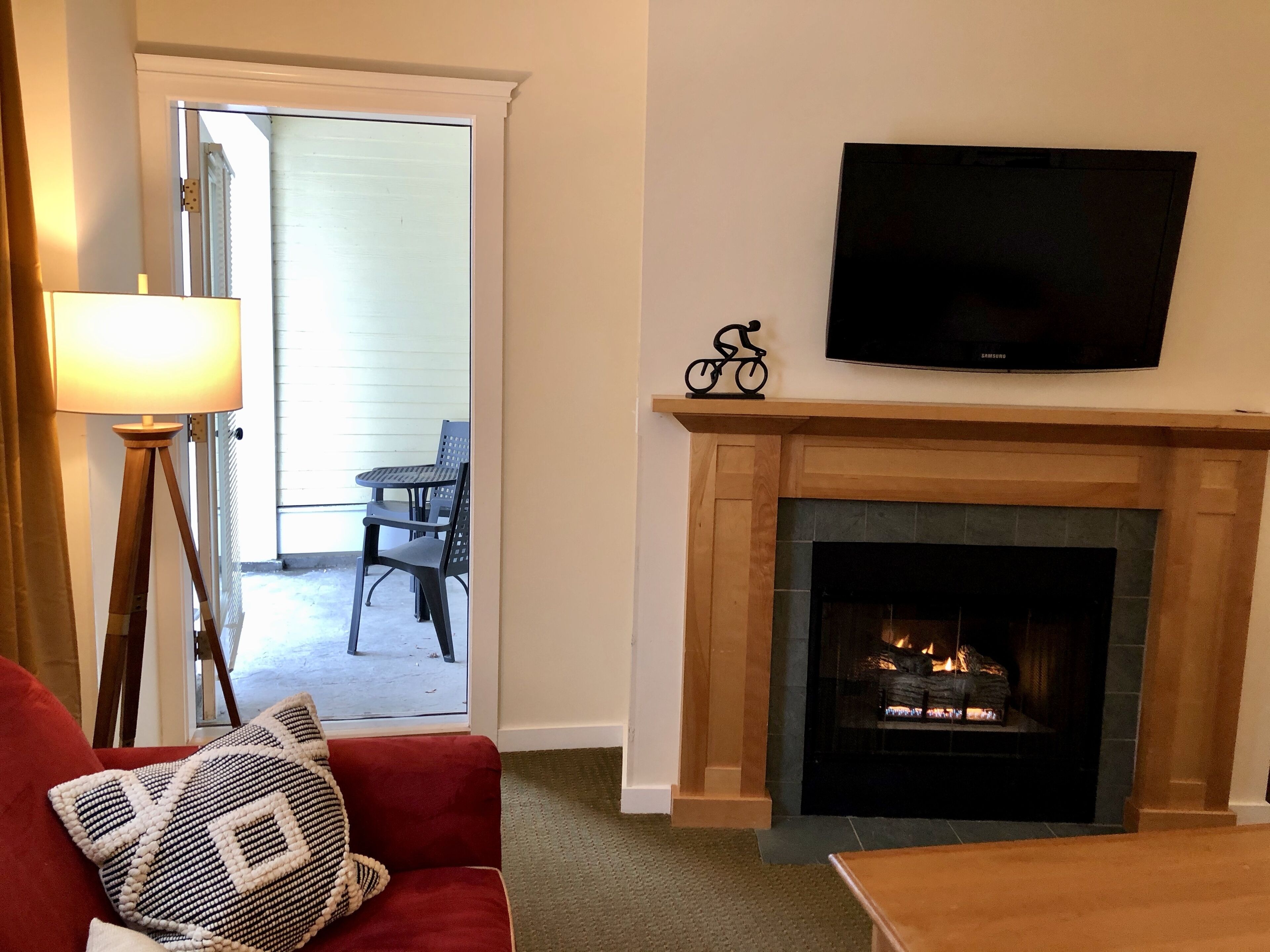 Télévision, cheminée, lecteur de DVD