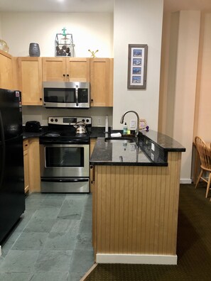 Fridge, microwave, oven, stovetop - Stratton 1 Bedroom Long Trail Condo, Walk to Village and Lifts (Stratton)