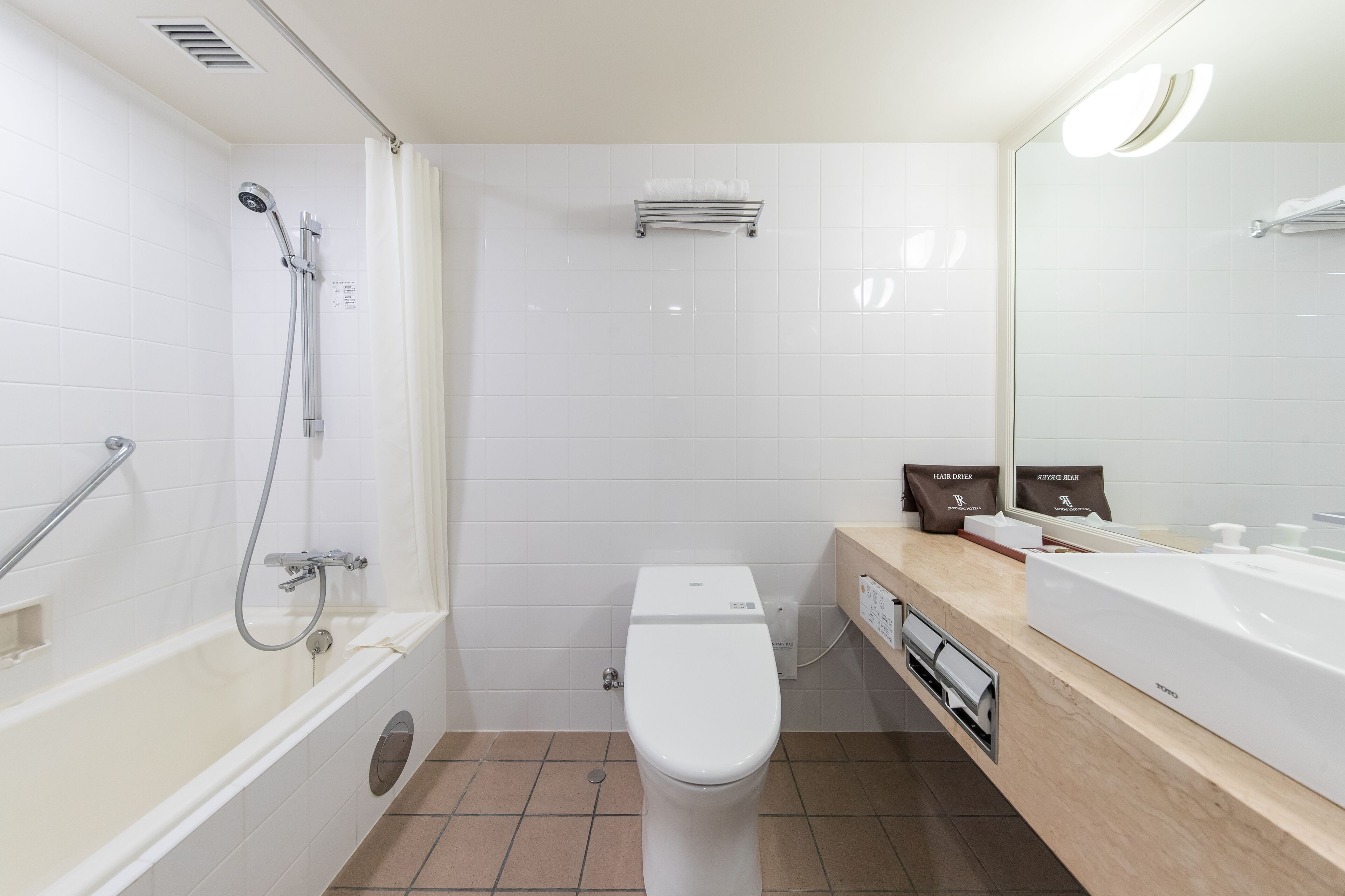 standard single room, 1 large single bed, non smoking | bathroom | combined shower/bathtub, free toiletries, hair dryer, slippers