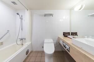 Standard Single Room, 1 Large Twin Bed, Non Smoking | Bathroom | Combined shower/tub, free toiletries, hair dryer, slippers