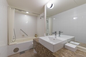 Tina con regadera, amenidades de baño gratuitas, secadora de cabello