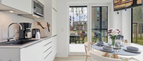 Coffee/tea maker, fridge, microwave, stovetop