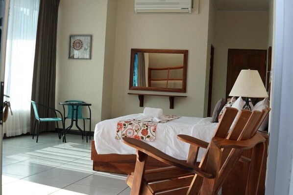 1 bedroom, desk, travel crib, WiFi