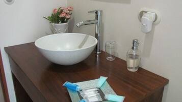 Douche, serviettes fournies, savon, papier toilette