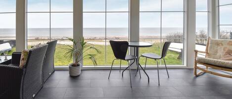 暖炉、DVD プレーヤー