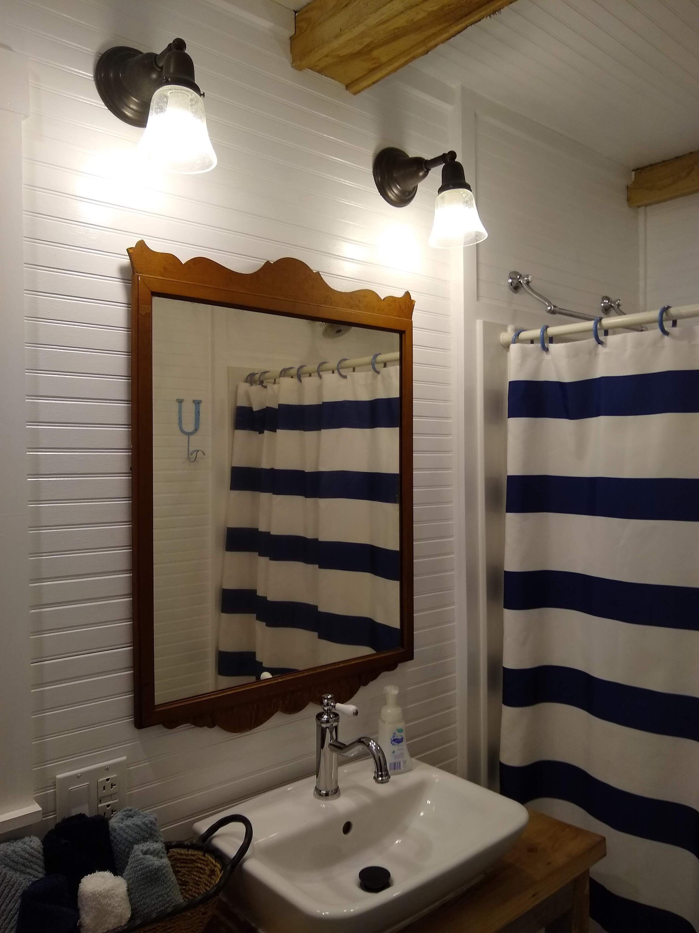 Douche, sèche-cheveux, serviettes fournies, savon