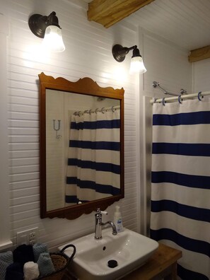 Ducha, secador de pelo, toallas, jabón