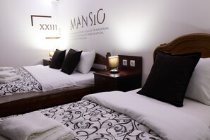 Suite estudio Confort, varias camas, baño privado, en la zona del patio | Decoración individual, mobiliario individual, escritorio