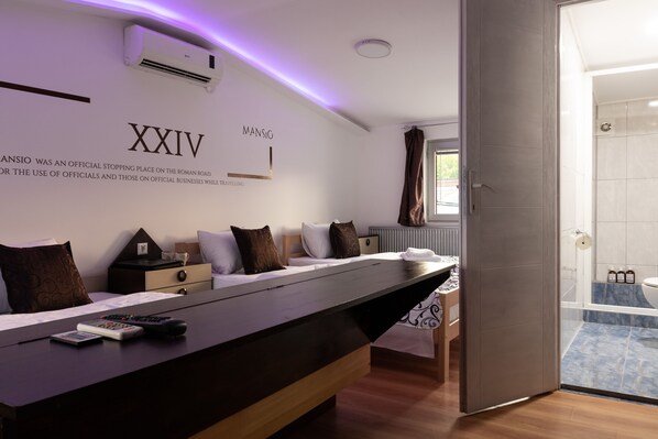 Suite estudio superior, varias camas, baño privado | Decoración individual, mobiliario individual, escritorio