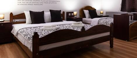 Comfort Studio Suite, Multiple Beds, Private Bathroom, Courtyard Area | Individually decorated, individually furnished, desk, laptop workspace