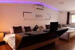 Superior-Studiosuite, Mehrere Betten, mit Bad | Individuell dekoriert, individuell eingerichtet, Schreibtisch