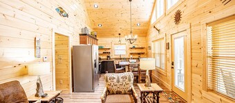 Secluded in woods-1 mile from Smoky Mtn Nat'l Park & Great Smoky Mtn Railway