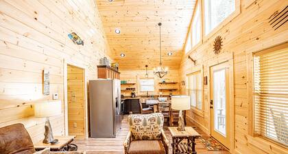 Secluded in woods-1 mile from Smoky Mtn Nat'l Park & Great Smoky Mtn Railway