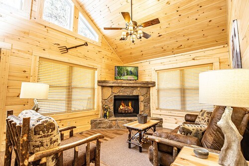 Secluded in woods-1 mile from Smoky Mtn Nat'l Park & Great Smoky Mtn Railway