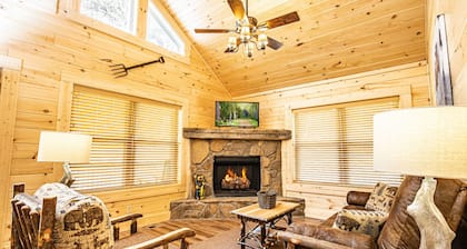 Secluded in woods-1 mile from Smoky Mtn Nat'l Park & Great Smoky Mtn Railway