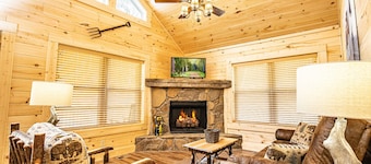Secluded in woods-1 mile from Smoky Mtn Nat'l Park & Great Smoky Mtn Railway
