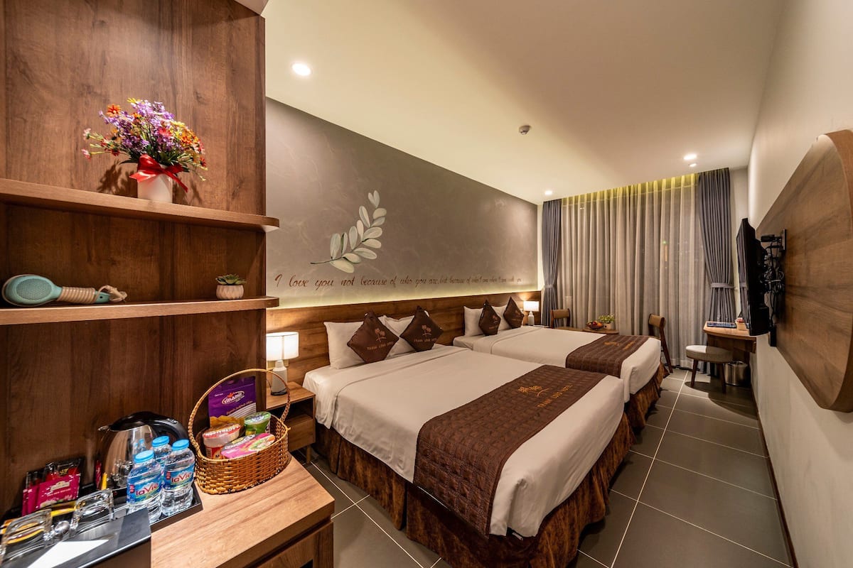 Habitación triple familiar | Ropa de cama de alta calidad, minibar, decoración individual