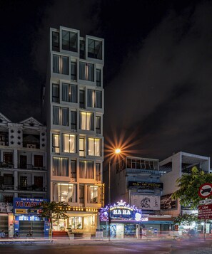 Front of property – evening/night - Thanh Long Hotel Bach Dang (Ho Chi Minh City)