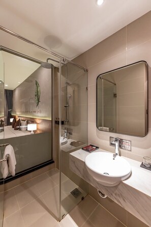 Deluxe kamer, 1 kingsize bed | Badkamer | Een douche, een regendouche, gratis toiletartikelen, een haardroger
