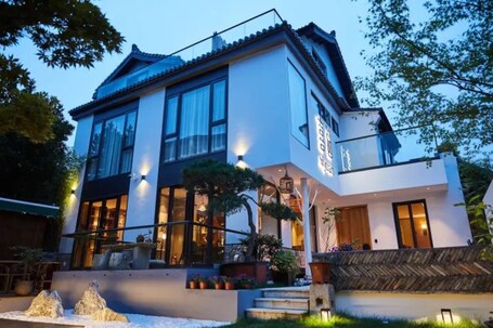Fachada de la propiedad por la tarde o noche