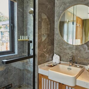 Standard-Doppelzimmer | Badezimmer | Dusche, kostenlose Toilettenartikel, Haartrockner, Handtücher