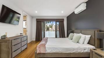 2 bedrooms, desk, iron/ironing board, free WiFi