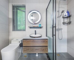 Deluxe Double Room | Bathroom