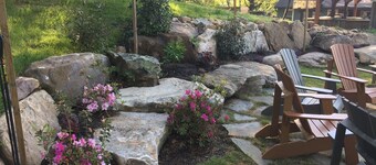 Creekside Cabin—Converted woodshop w/creek, fire pit & pavilion. Close to town