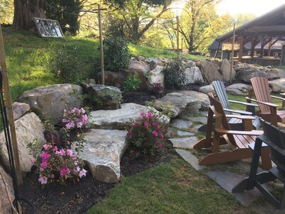 Creekside Cabin—Converted woodshop w/creek, fire pit & pavilion. Close to town