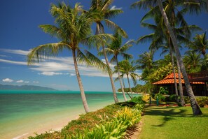 Sulla spiaggia, lettini da mare, teli da spiaggia