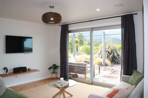 Smart TV, fireplace, stereo