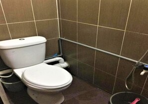 Ducha, secador de pelo y toallas