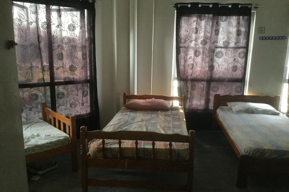 Dormitorio compartido, dormitorio mixto, baño compartido (8 Bed Dorm, Fan) | Tabla de planchar con plancha