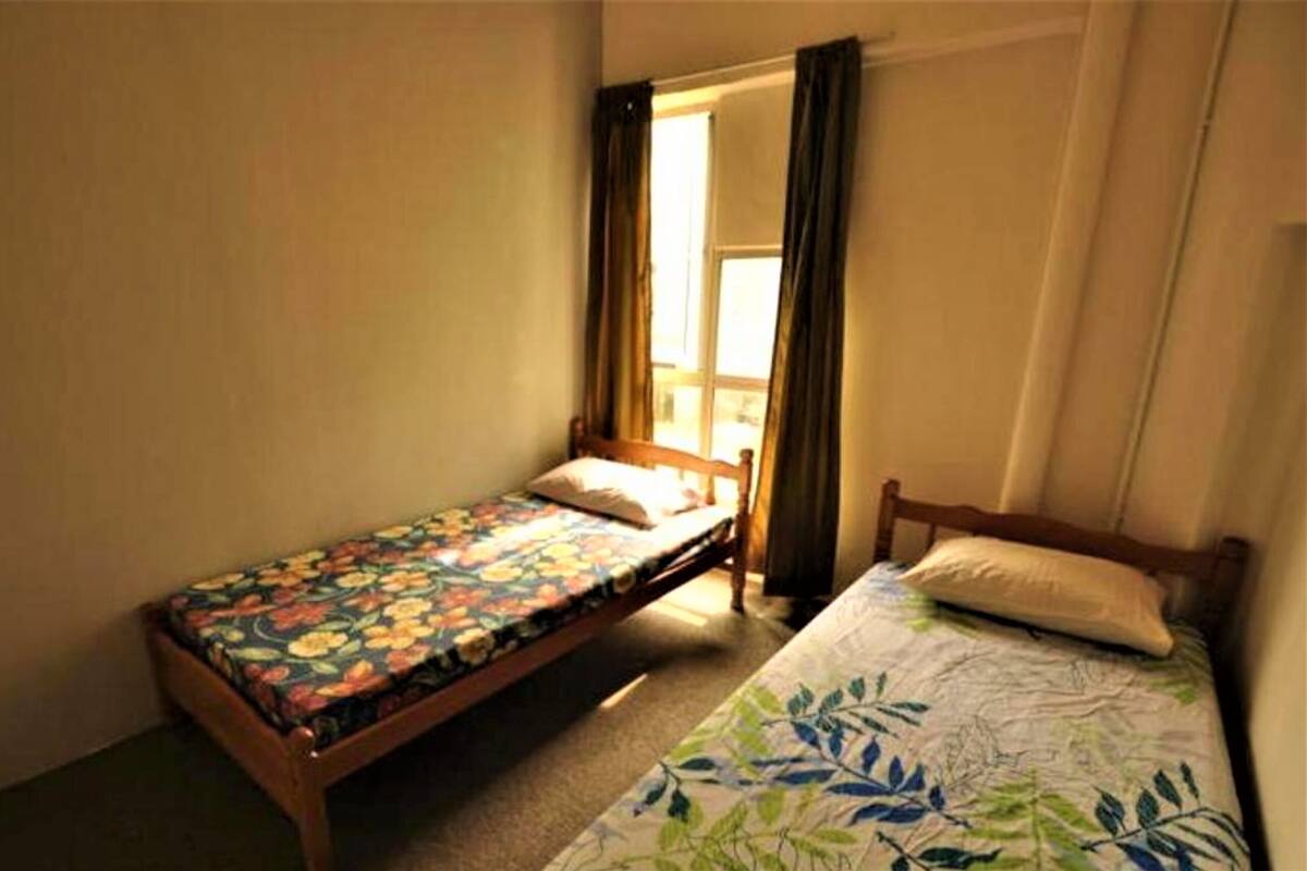 Habitación con 2 camas individuales, baño privado (Aircon) | Tabla de planchar con plancha