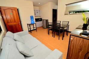 Deluxe apartman, 1 hálószobával | Nappalirész | Síkképernyős tévé