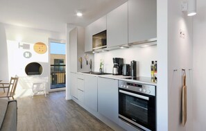 Kühlschrank, Mikrowelle, Herdplatte, Geschirrspüler