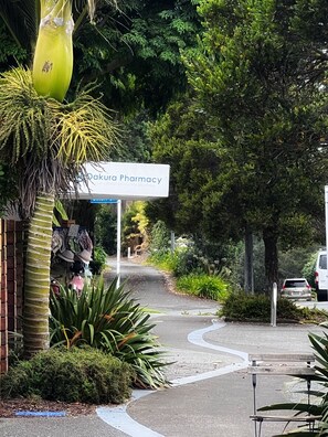 Property grounds - The Heart of Oakura  Shops 
&  5-10 min walk to beach & river
 (cleaning incl) (Oakura)