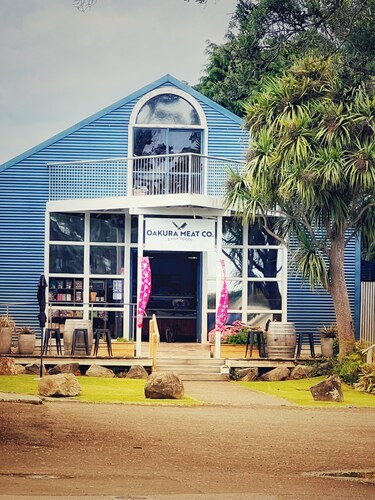 The Heart of Oakura  Shops 
&  5-10 min walk to beach & river
 (cleaning incl)