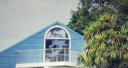The Heart of Oakura Shops
& 5-10 min walk to beach & river
(cleaning incl)