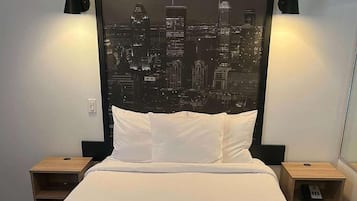 Een bureau, een laptopwerkplek, gratis wifi, beddengoed