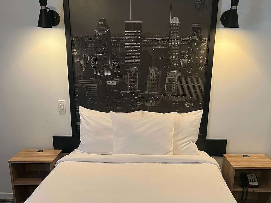 Escritorio, espacio para trabajar con laptop y wifi gratis