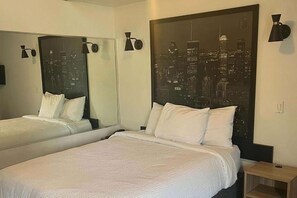 書桌、筆電工作空間、免費無線上網、床單