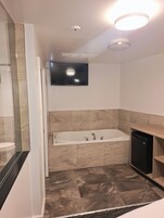 Suite, 1 grand lit, non-fumeur | Bureau, espace de travail pour ordinateurs portables