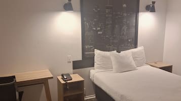 客房, 1 張標準雙人床, 非吸煙房 | 書桌、手提電腦工作空間、免費 Wi-Fi、床單