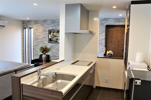 Refrigerador con freezer, microondas, placa de cocina, tostadora